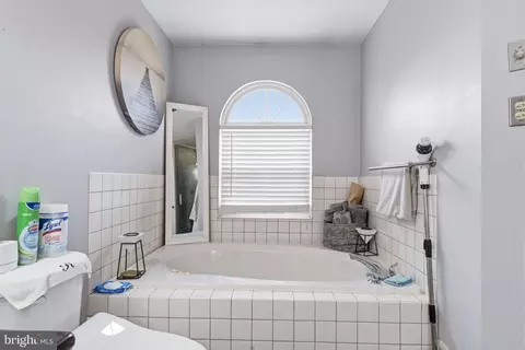Bath - 4050 Yorktown Dr, Ogden, PA 19061 photo 3 of 4