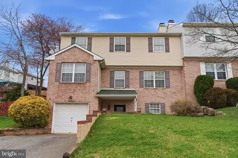 4050 Yorktown Dr, Ogden, PA 19061