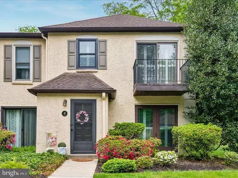 8 Summit Dr, Bryn Mawr, PA 19010
