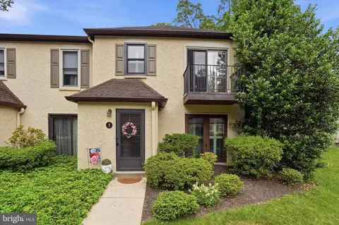 8 Summit Dr, Bryn Mawr, PA 19010
