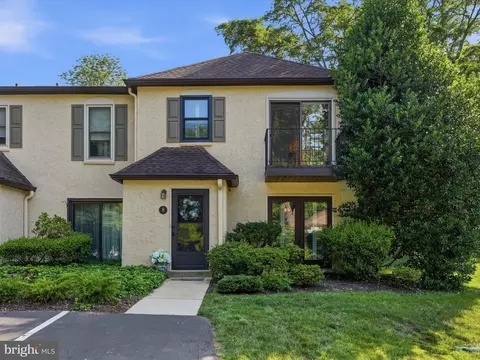 8 Summit Dr, Bryn Mawr, PA 19010