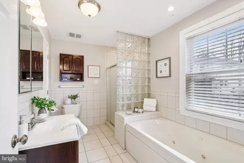 Bath - 205 N Aberdeen Ave, Wayne, PA 19087 photo 2 of 3
