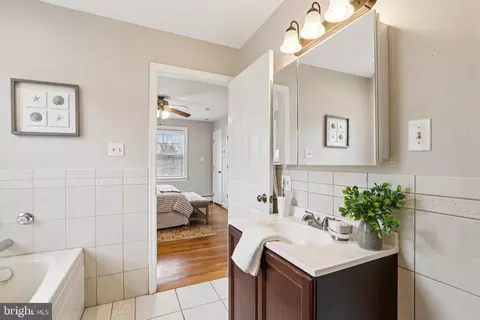 Bath - 205 N Aberdeen Ave, Wayne, PA 19087 photo 3 of 3