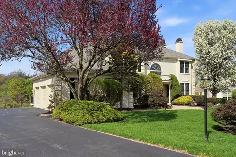 3 Honeysuckle Ln, Broomall, PA 19008