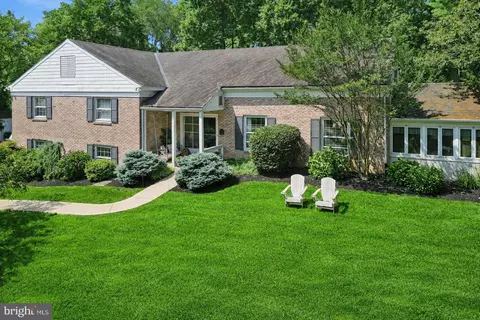 770 Robinhood Rd, Bryn Mawr, PA 19010