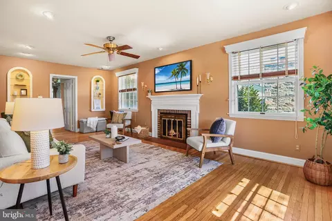 Living - 242 N Rolling Rd, Springfield, PA 19064 photo 2 of 2