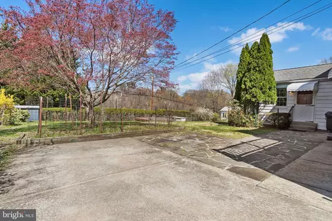 Exterior - 242 N Rolling Rd, Springfield, PA 19064 photo 6 of 9