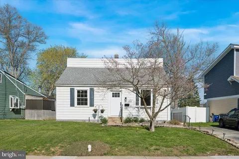 222 W Love Ln, Norwood, PA 19074