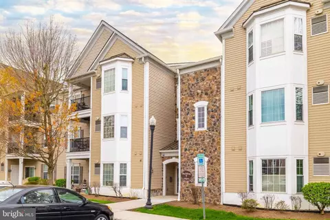 714 Creekside Dr, Brookhaven, PA 19015