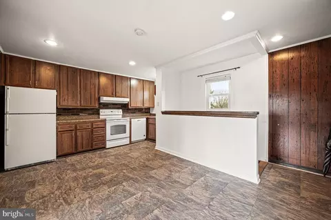 Entry Way - 5946 Chichester Ave, Aston, PA 19014 photo 1 of 2