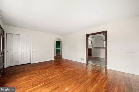 Living - 5946 Chichester Ave, Aston, PA 19014 photo 2 of 5