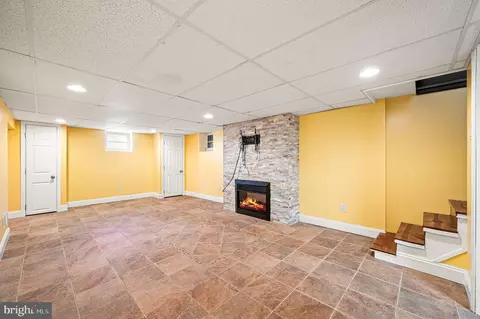Living - 5946 Chichester Ave, Aston, PA 19014 photo 4 of 5