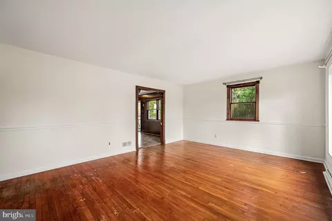 Living - 5946 Chichester Ave, Aston, PA 19014 photo 1 of 5