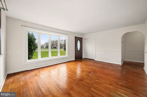 Living - 5946 Chichester Ave, Aston, PA 19014 photo 3 of 5
