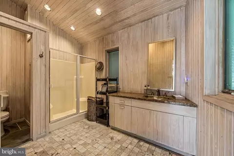 Bath - 220 Ravenscliff Rd, Wayne, PA 19087 photo 1 of 11