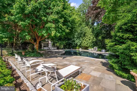 Exterior - 220 Ravenscliff Rd, Wayne, PA 19087 photo 3 of 9