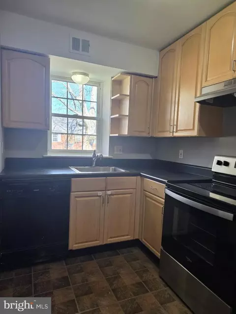 Kitchen - 806 South Ave #E9, Secane, PA 19018 photo 2 of 2