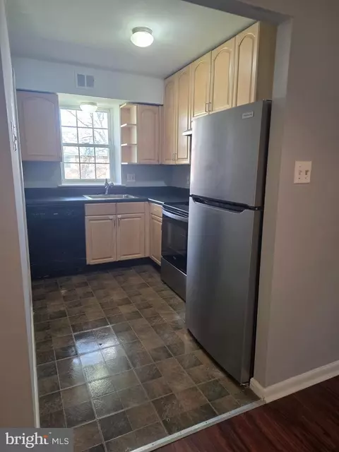 Kitchen - 806 South Ave #E9, Secane, PA 19018 photo 1 of 2
