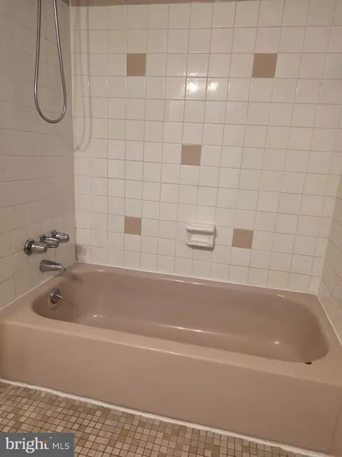 Bath - 806 South Ave #E9, Secane, PA 19018 photo 2 of 4