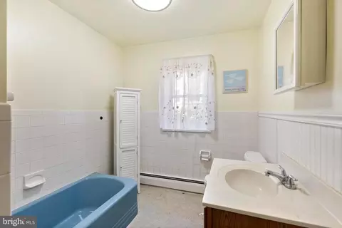 Bath - 1001 Primos Ave, Secane, PA 19018 photo 1 of 2