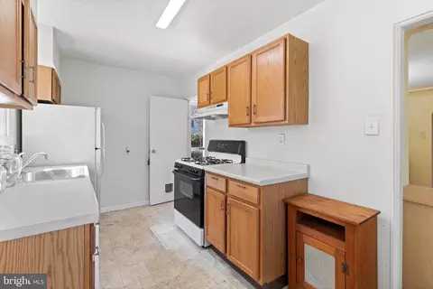 Entry Way - 1001 Primos Ave, Secane, PA 19018 photo 1 of 2