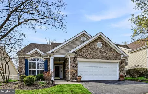 8 Irwin Dr, Ogden, PA 19061