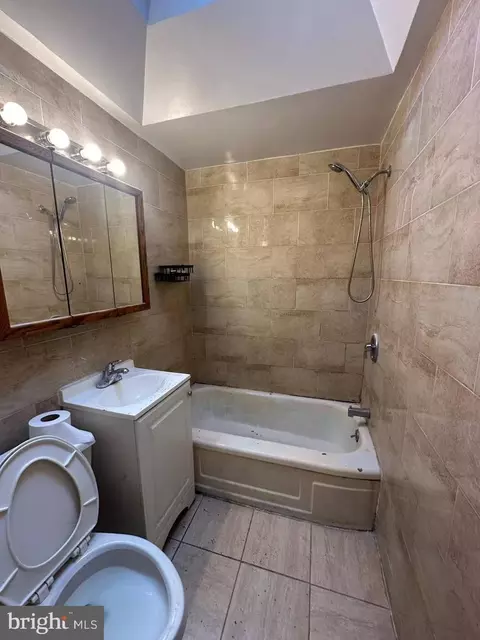 2019 Delmar Dr, Folcroft, PA 19032