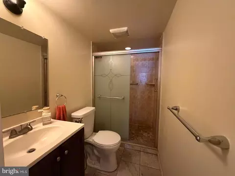 Bath - 225 Wingate Rd, Darby, PA 19082 photo 2 of 2