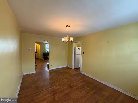 Living - 225 Wingate Rd, Darby, PA 19082 photo 2 of 3