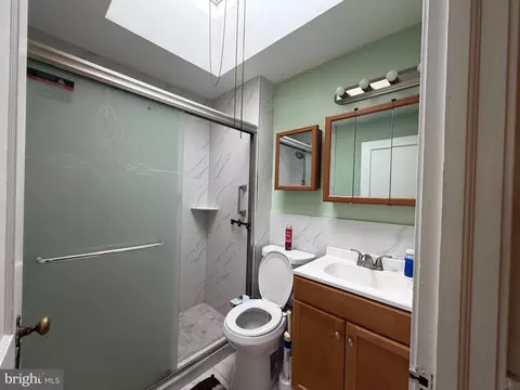Bath - 225 Wingate Rd, Darby, PA 19082 photo 1 of 2