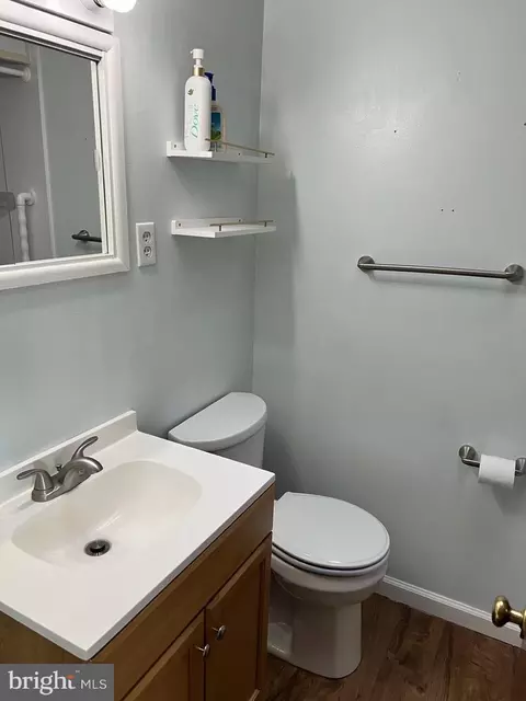 Bath - 105 Fronefield Ave, Linwood, PA 19061 photo 2 of 3