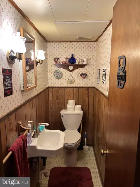 Bath - 105 Fronefield Ave, Linwood, PA 19061 photo 1 of 3