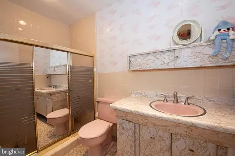 Bath - 1000 Beech Rd, Wallingford, PA 19086 photo 1 of 3