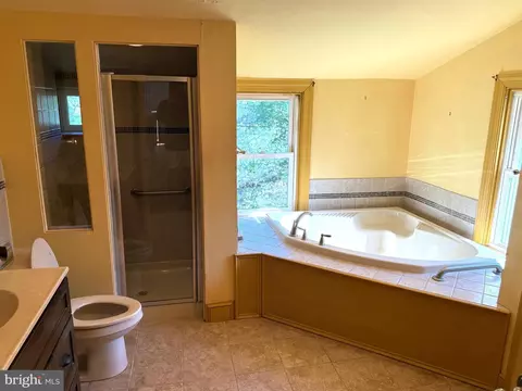 Bath - 256 N Aberdeen Ave, Wayne, PA 19087 photo 1 of 1