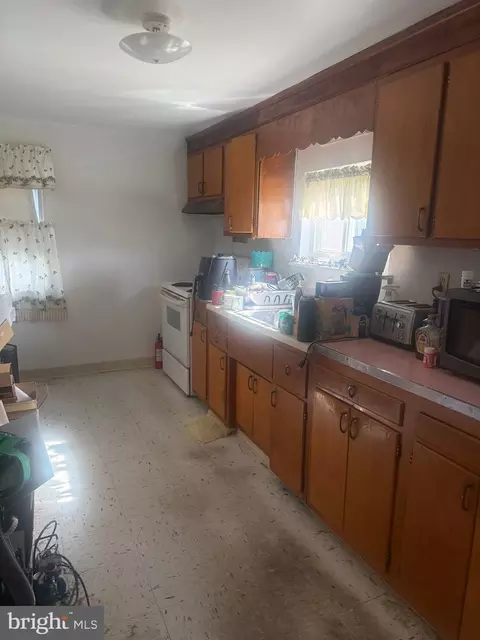 Entry Way - 5 Ardmore Ave, Darby, PA 19082 photo 5 of 6