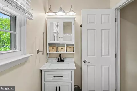 Bath - 4016 Washington Dr, Ogden, PA 19061 photo 3 of 3