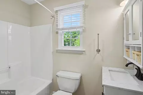 Bath - 4016 Washington Dr, Ogden, PA 19061 photo 2 of 3