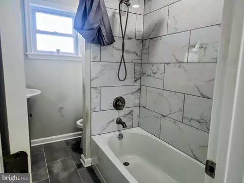 Bath - 630 Taylor Ave, Linwood, PA 19061 photo 3 of 3