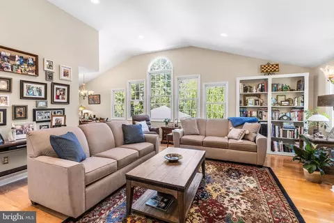 Living - 401 N Rolling Rd, Springfield, PA 19064 photo 3 of 3
