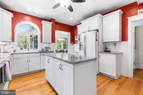 Kitchen - 401 N Rolling Rd, Springfield, PA 19064 photo 3 of 4