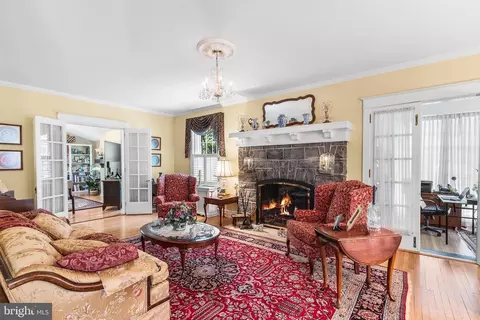Living - 401 N Rolling Rd, Springfield, PA 19064 photo 1 of 3