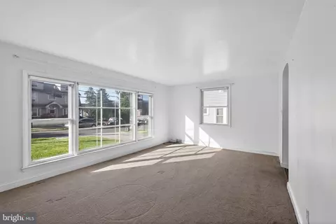 Living - 230 Windsor Ave, Darby, PA 19082 photo 3 of 5