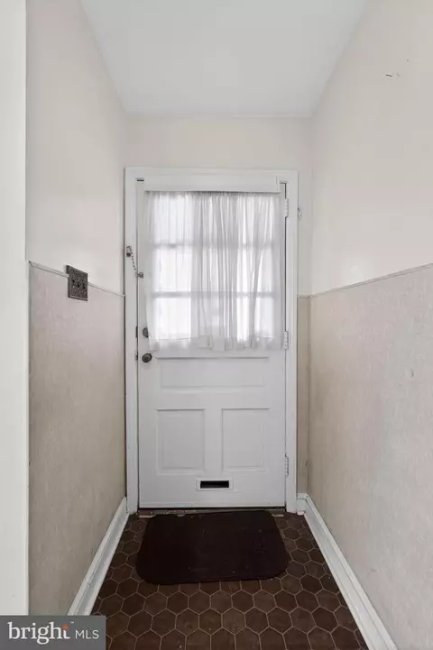 Entry Way - 230 Windsor Ave, Darby, PA 19082 photo 2 of 4