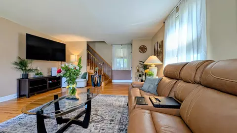 Living - 89 Worrell, Springfield, PA 19064 photo 1 of 4
