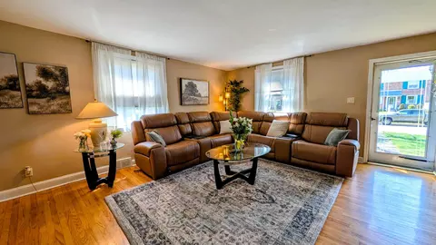 Living - 89 Worrell, Springfield, PA 19064 photo 2 of 4