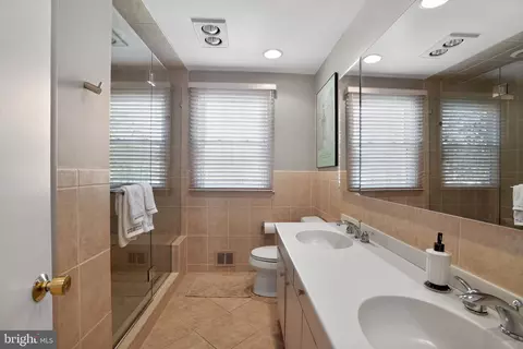Bath - 307 Colonial Dr, Wallingford, PA 19086 photo 2 of 5