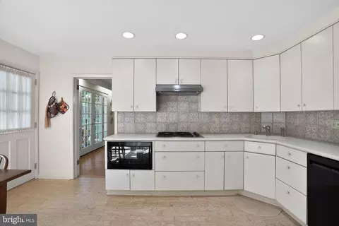 Kitchen - 307 Colonial Dr, Wallingford, PA 19086 photo 4 of 4