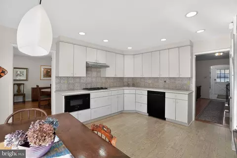 Kitchen - 307 Colonial Dr, Wallingford, PA 19086 photo 2 of 4