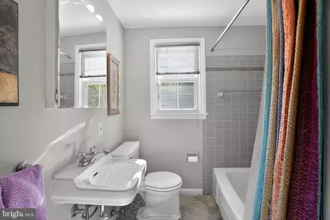Bath - 307 Colonial Dr, Wallingford, PA 19086 photo 4 of 5