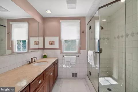 Bath - 307 Colonial Dr, Wallingford, PA 19086 photo 1 of 5